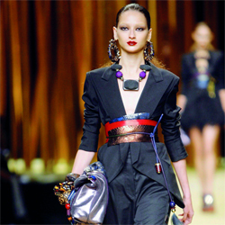 عارضة تقدم أحزمة فتيات الجيشا و قلادة بشكل هندسي وحقيبة بحجم كبير .    إفي