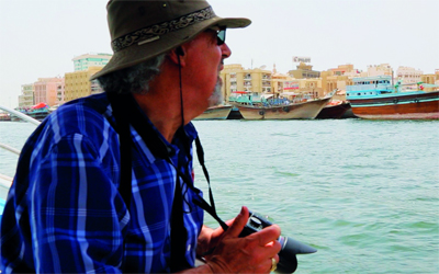 يرصد الفيلم طريقة بناء السفن وأسماءها وأنواعها وأحجامها وطرق استعمالها وصولاً إلى الأشخاص الذين امتهنوا تلك الصناعة.	من المصدر