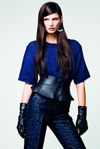 حزام عريض يحاكــــــــــــــــــــــــــــــي وسط الكمان. د.ب.أ