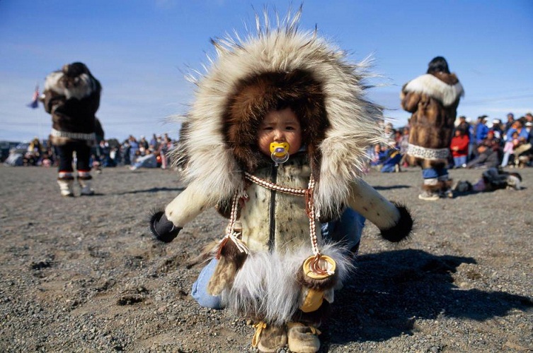 يختلف البشر في أنحاء المعمورة ليس بأشكالهم فقط بل بمعتقداتهم وعاداتهم وحتى طرق التعامل مع الحياة بشتى النواحي، وكيفية خوض غمارها والاستمتاع بها بأساليب مبتكرة أو ساذجة أو حتى مستحيلة (طفل قبيلة الأسكيمو) - الصور مأخوذة من مواقع التواصل الاجتماعي