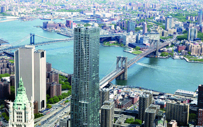 جسرا «بروكلين» و«مانهاتن» من شرفة مبنى مركز التجارة العالمي الجديد. إفي