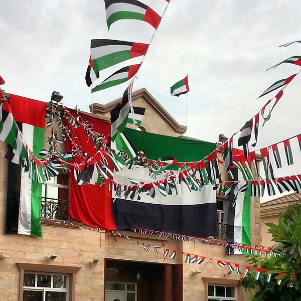 يتطاير في سماءنا  فرحا وبهجة واعلام ...