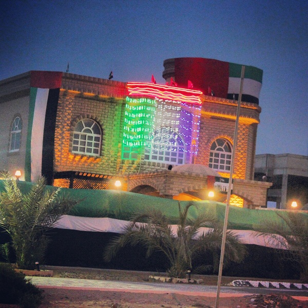 يشع بنوره الدنيا  مجد على مجد ..فدام الأمان وعاش العلم يا إماراتنا ..رمزالعروبة كلنا نفديكِ ..بالدما نرويكِ ..نفديك بالأرواح يا وطن