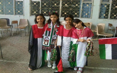 اسيل الثانية من اليسار&lrm;