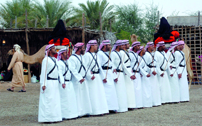 الفرق الشعبية تستعرض أنواعاً عدة من الفنون الإماراتية الأصيلة.	 وام