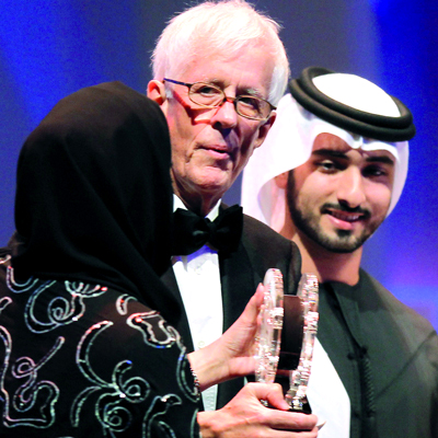 ماجد بن محمد يكرم المخرج مايكل آبتد تقديراً لتجربته السينمائية. إي.بي.أيه