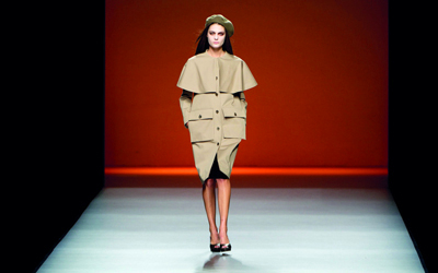 الحرب العالمية الأولى أعادت «معطف الخندق» إلى مشهد الموضة في العالم. غيتي