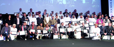 زايد بن سلطان بن خليفة في لقطة جماعية مع الفائزين. تصوير: إريك أرازاس
