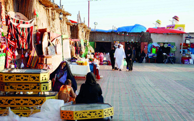 ‬180 محلاً و‬360 مشاركة في السوق الشعبي.	من المصدر