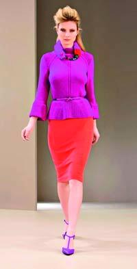 طلّة مميزة بالوردي الداكن والبرتقالي.	 د.ب.أ