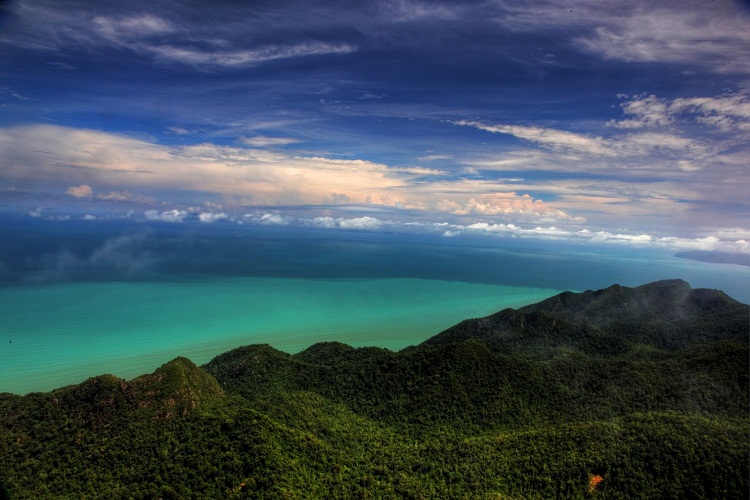 لنكاوي، هي الجزيرة التي تقع شمال غرب شبه الجزيرة الماليزية، قبالة تايلاند، وهي مكان هادئ للاستجمام والاسترخاء وسط منتجعات تطل على البحر - بعدسة القارئ عبيد مصبح ضحي