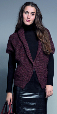 تنورة جلدية مع بلوزة بيضاء يكسران التنسيق. د.ب.أ