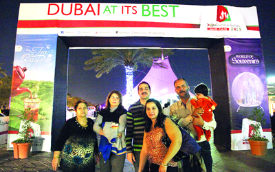 عائلة رزق حرصت على متابعة الافتتاح في شارع السيف. 	من المصدر