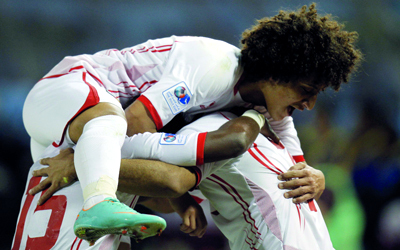 عمر عبدالرحمن يصر على تسريحته المعهودة. تصوير: أسامة أبوغانم