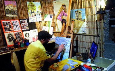 الرسم أحد الفنون اليدوية.	من المصدر