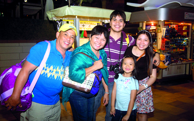 آرنيل جاميت وأسرته. الإمارات اليوم