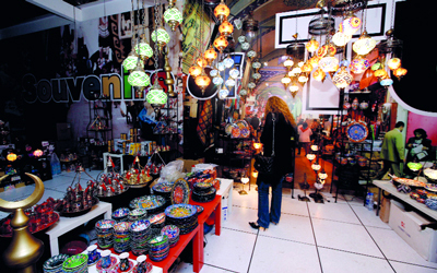 منتجات ترتبط بوجهات عالمية في «عالم التذكارات». تصوير: أشوك فيرما