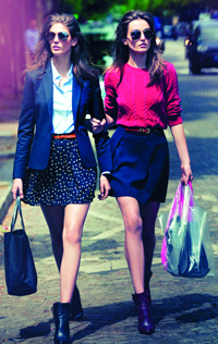 التنورة ذات الطيات تبرز القوام الممشوق وتخفي عيوب الممتلئ. د.ب.أ