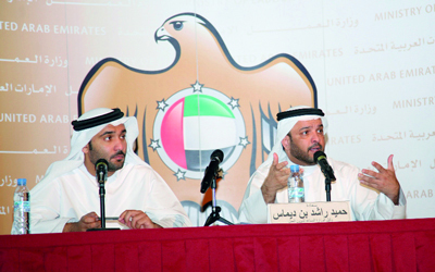 حميد بن ديماس أثناء حواره مع المواطنين في وزارة العمل. من المصدر