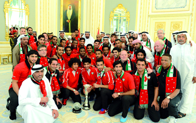 رئيس الدولة في صورة جماعية مع عناصر المنتخب الوطني .  وام