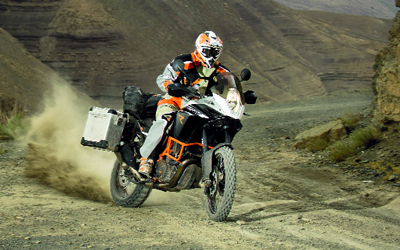 «كي تي إم ‬1190» تقتحم الأراضي الوعرة بقوة ‬150 حصاناً.    د.ب.أ