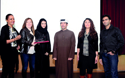 أحمد المنصوري يكرم فريق قناتي دبي ودبي ون عن فئة مشروع مشترك متميز.