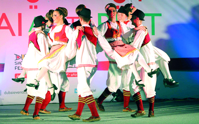 عروض فنية راقصة. من المصدر