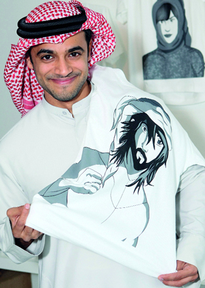 خالد بن حمد وإحدى شخصيات قصصه المصورة.  	تصوير: تشاندرا بالان