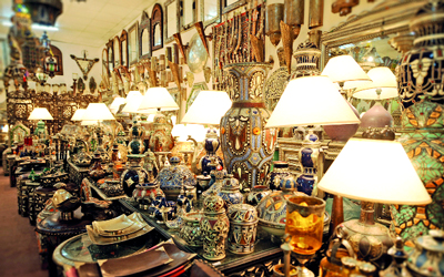 معروضات الجناح المغربي تنطق بالأصالة.	من المصدر