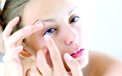 العدسات اللاصقة الصلبة أفضل من اللينة بشكل عام.  	د.ب.أ