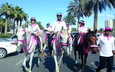 كوادر «القافلة الوردية» وفرسانها يجوبون الإمارات السبع. من المصدر