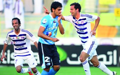 بروسكي وعلي الوهيبي أحرزا هدفي العين في شباك بني ياس.	      تصوير: مصطفى قاسمي