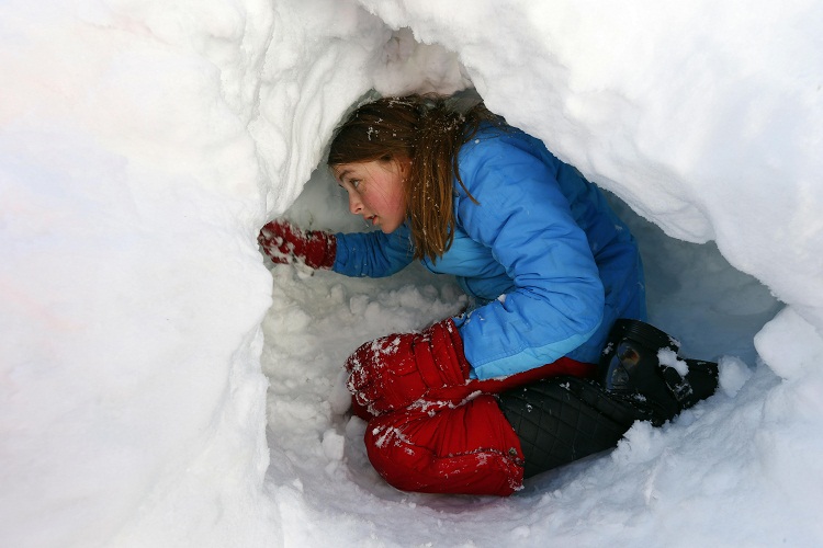 لم تستطع العاصفة الثلجية حرمان البعض من الاستمتاع بالثلوج التي أحاطت بهم من جميع الإتجاهات. المصدر: أ.ب