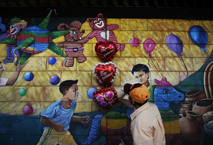 رجل يبيع البالونات في شوارع سان سلفادور