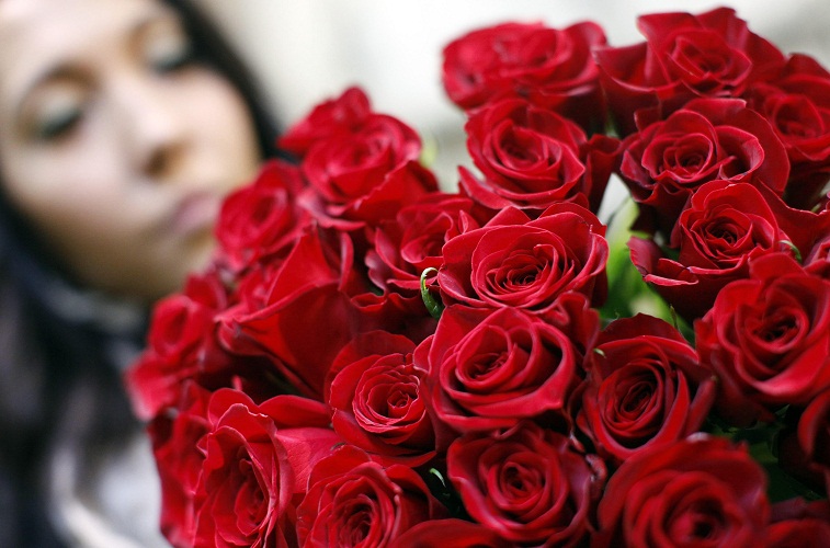 تحتفل مختلف شعوب العالم اليوم بيوم الحب "الفالنتاين"، حيث يعبر المحبون لشركائهم عن مدى حبهم عن طريق تقديم البالونات والزهور والحلويات - وكالات