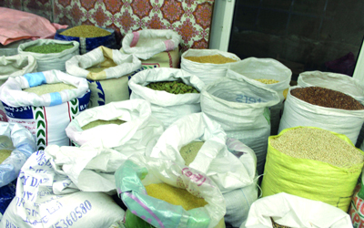 مطاحن تترك الحبوب والتوابل في أكياس مفتوحة عرضة للذباب والحشرات.   	 الإمارات اليوم