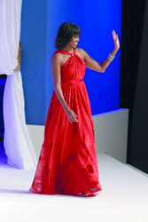 ميشال أوباما لاتزال جميلة وجذابة على الرغم مما يتردّد عن مقدمات أزمة منتصف العمر. 	غيتي