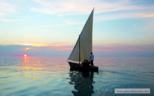 قارب الدوني يبحر بين الجزر وقت الغروب