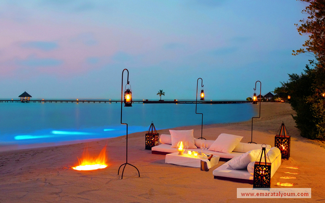 الاسترخاء على الشاطئ مساءً.