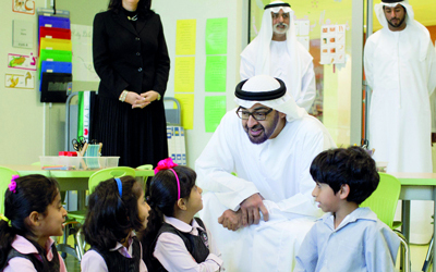 محمد بن زايد يتبادل حديثاً أبوياً مع طلاب في المدرسة. 		وام