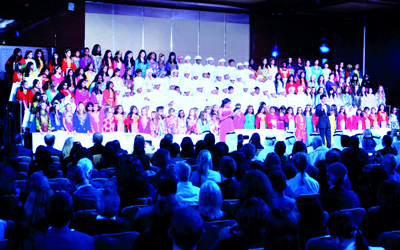 خلال العرض المسرحي الغنائي الذي شارك فيه عدد من الأطفال بالزي الوطني.	تصوير: تشاندرا بالان