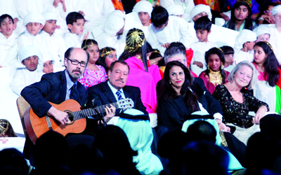 مؤلف «العربية» جيفري ديفر يعزف على الجيتار.. وإلى جانبه عبدالباري عطوان.