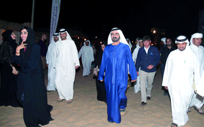 محمد بن راشد لدى وصوله إلى أمسية «أبيات من عمق الصحراء» ضمن فعاليات مهرجان «طيران الإمارات للآداب». وام