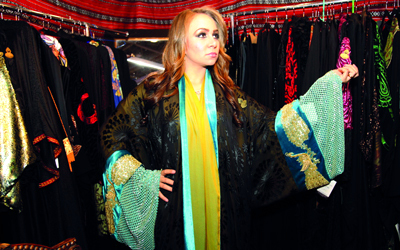 العارضات &laquo;المتجوّلات&raquo; يبرزن تفاصيل التصاميم. تصوير: مصطفى قاسمي