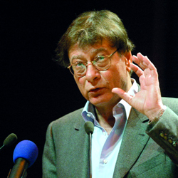 خليفة استعرض في الأمسية محطات من حياته وعلاقته بدرويش. تصوير: إريك أرازاس