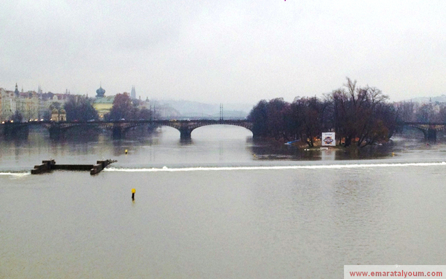 أسست براغ في أواخر القرن التاسع الميلادي وأصبحت مقراً لملوك بوهيميا، وازدهرت خلال القرن الرابع عشر الميلادي إبان حكم الملك الروماني تشارلز الرابع الذي أمر ببناء البلدة الجديدة وجسر تشارلز والذي تستطيع أن ترى من فوقه نهر فلتافا