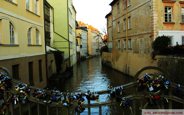 يحتفظ "العشاق" بحبهم بين هذه الأقفال الذي يعتبرونها معياراً حقيقياً لصدق مشاعرهم وأنهم بذلك يستطيعون أن يظلوا سوياً طالما "أغلقوا القفل ووضعوا به حبهم"