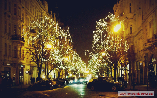 أضواء المدينة المبتهجة دائماً لاتتوقف عن التباهي بألوان بناياتها العتيقة