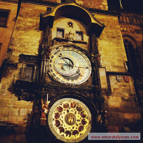 تقع على الجدار الجنوبي من دار البلدية في براغ.. "الساعة الفلكية" صاحبة التاريخ الحافل، فقد شيد أقدم جزء منها في 1410 وأضيفت إليها بعد ذلك عناصر أخرى، مثل الاتصال الهاتفي والتقويم والتماثيل المتحركة، ويذهب الآلاف من الناس إلى قطيع ساحة المدينة القديمة للحصول على لمحة من الساعة الفلكية.