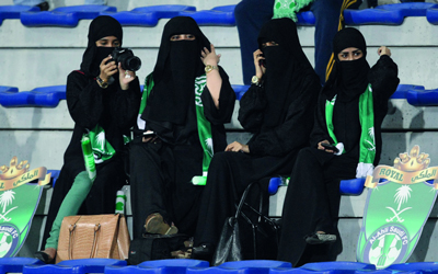 مشجعات سعوديات خلال لقاء النصر والأهلي.     تصوير: أسامة أبوغانم